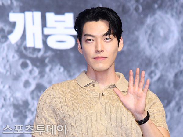 <b>김우빈</b>, 세상 떠난 오랜 팬 직접 조문 "헤어짐이라 생각하지 않아"